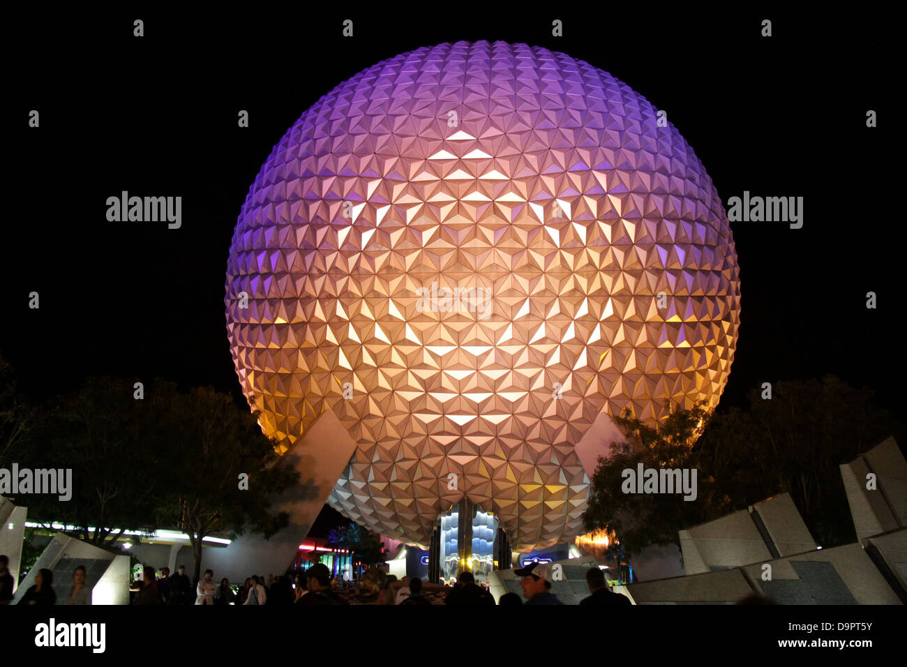 Le parc Epcot Center ball géodésique dans la nuit. Banque D'Images
