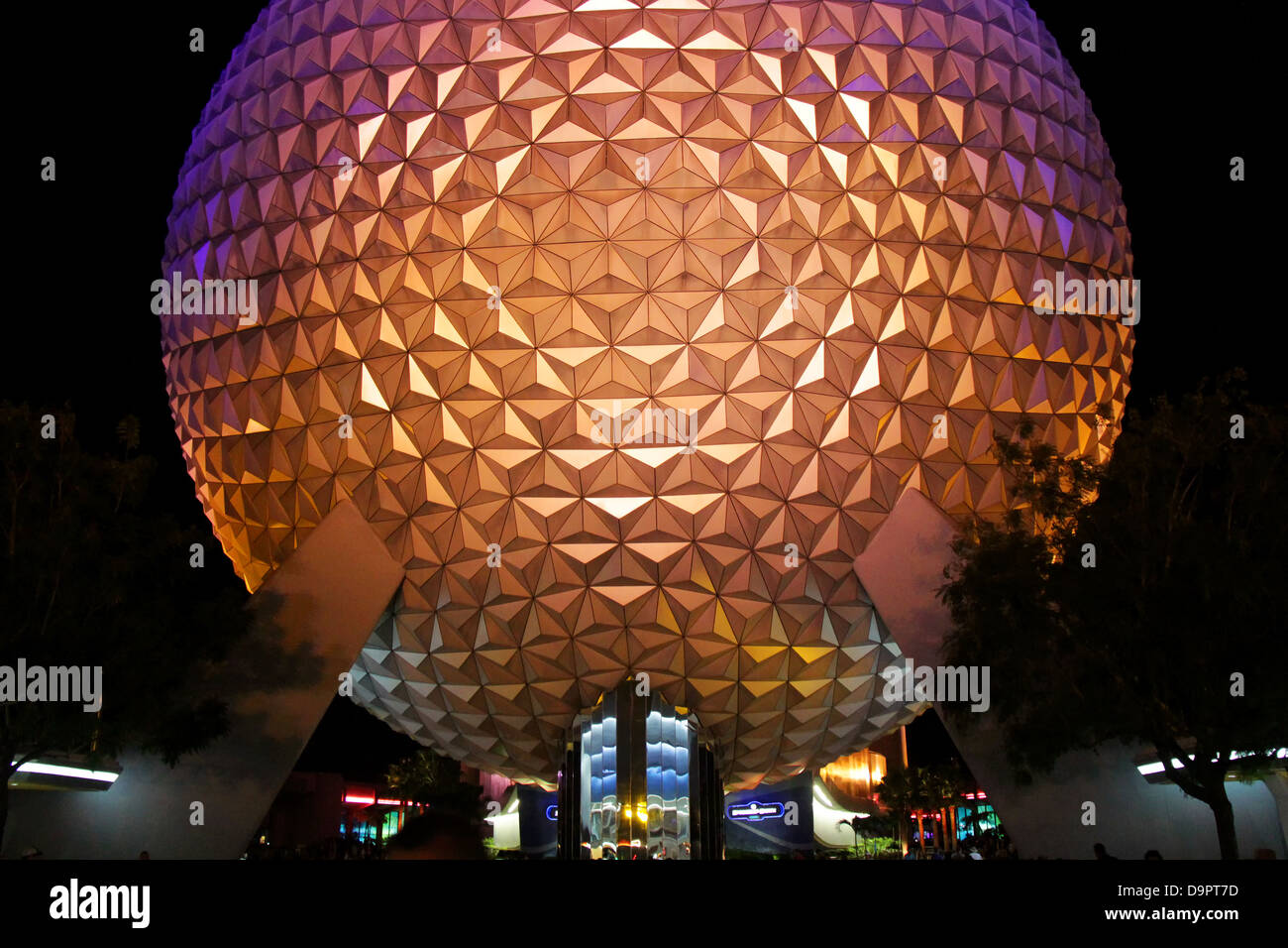 Le parc Epcot Center ball géodésique dans la nuit. Banque D'Images