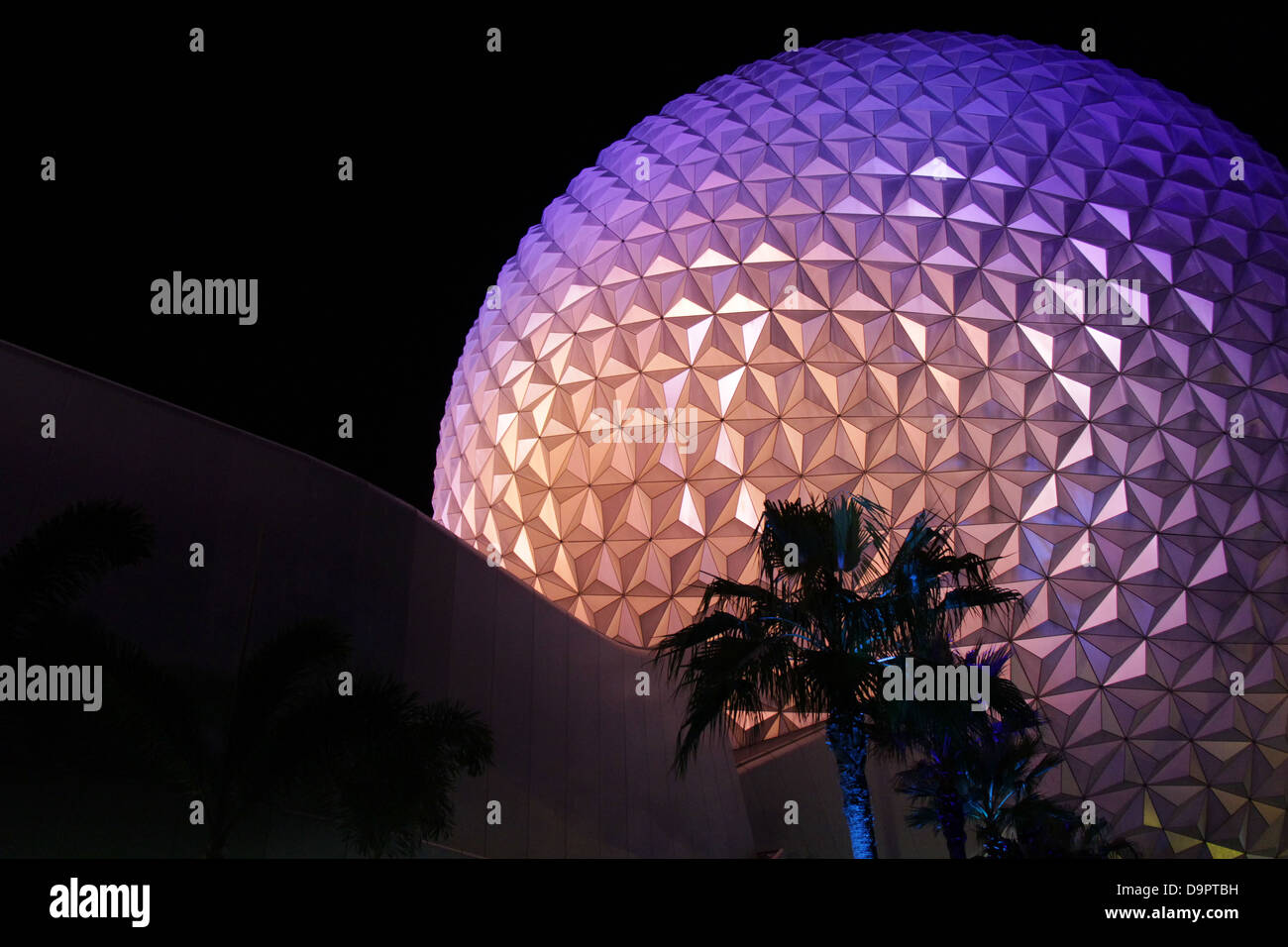 Le parc Epcot Center ball géodésique dans la nuit. Banque D'Images