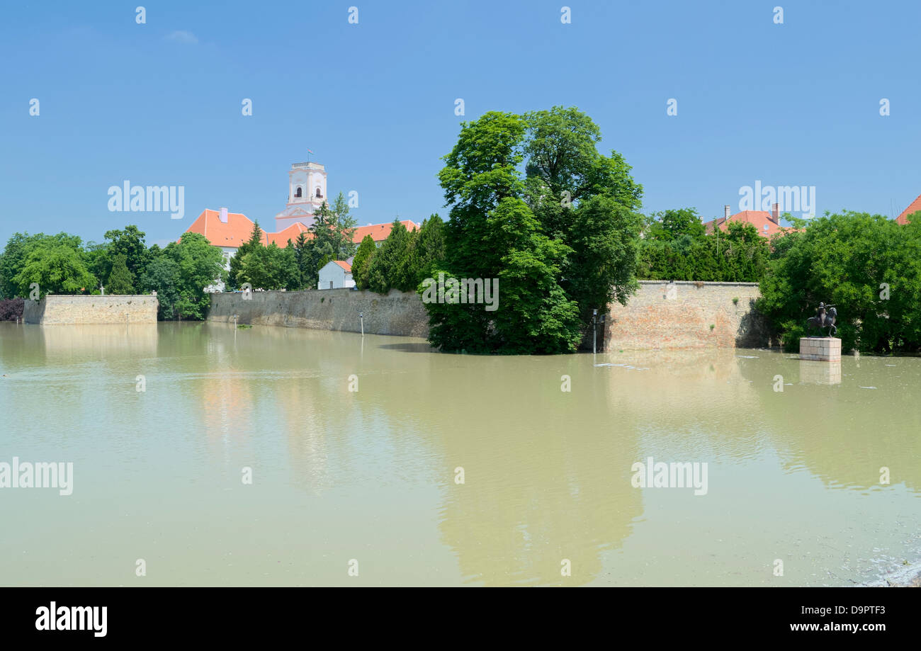 Les inondations de la rivière Raba à Bishop murs du château à Györ, Hongrie Banque D'Images