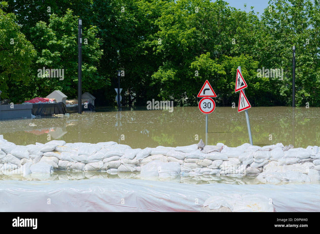 Sacs retenant l'Inondation Danube à Budapest, Hongrie Banque D'Images