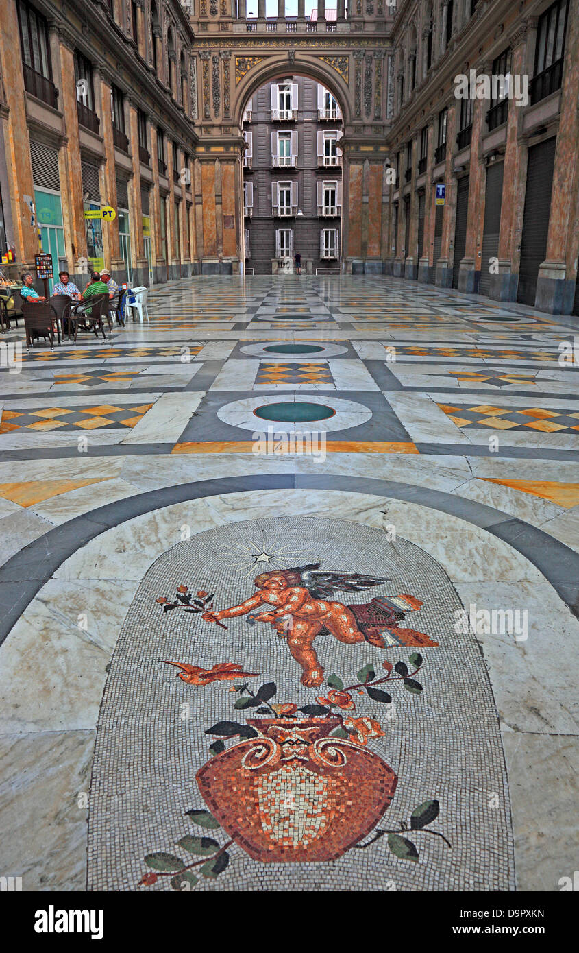 Sol de mosaïque dans la Galleria Umberto I shopping arcade dans la vieille ville de Naples, Campanie, Italie Banque D'Images