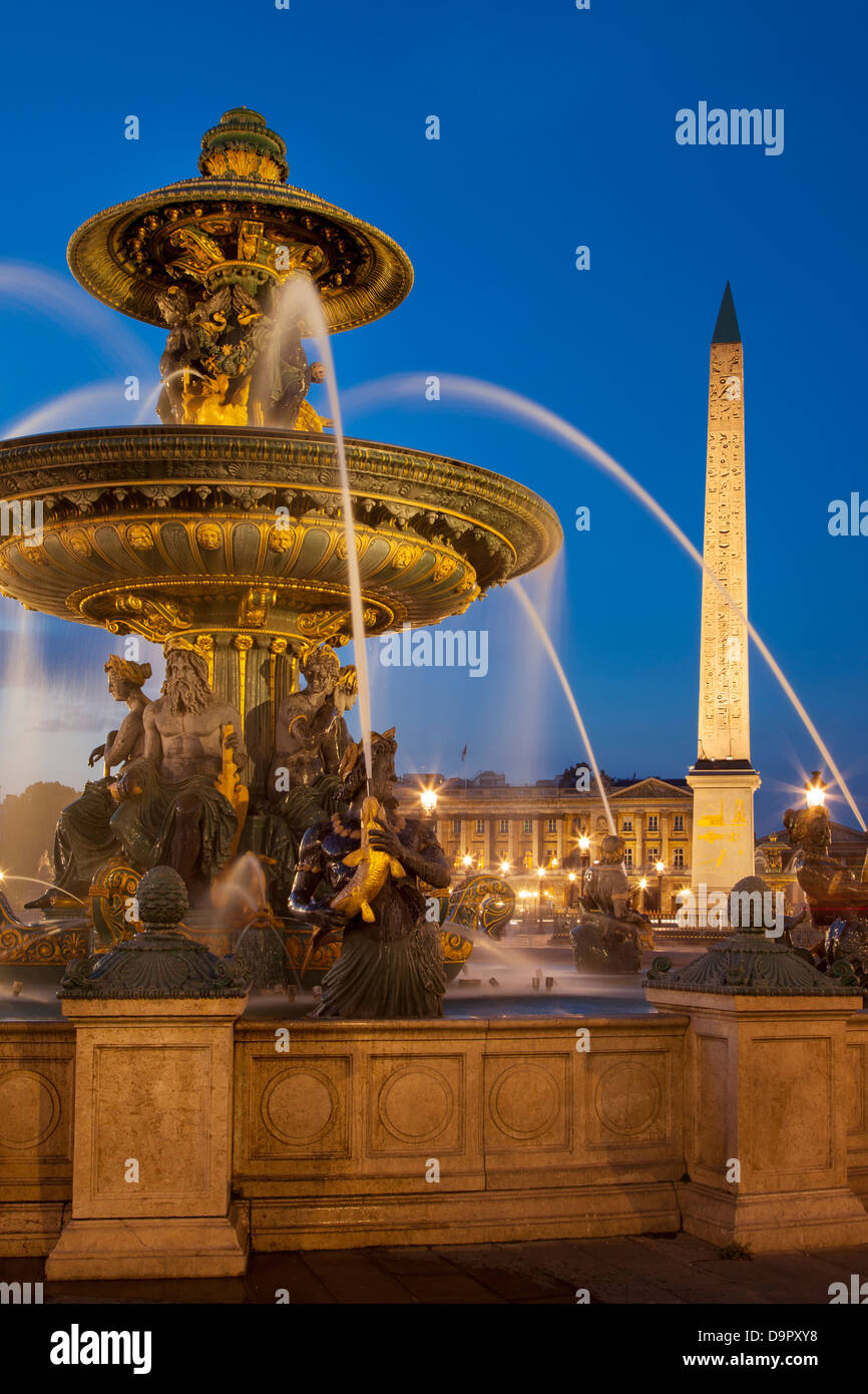 Twilight à Fontaine des Mers - Fontaine de mer dans la place de la Concorde, Paris France Banque D'Images