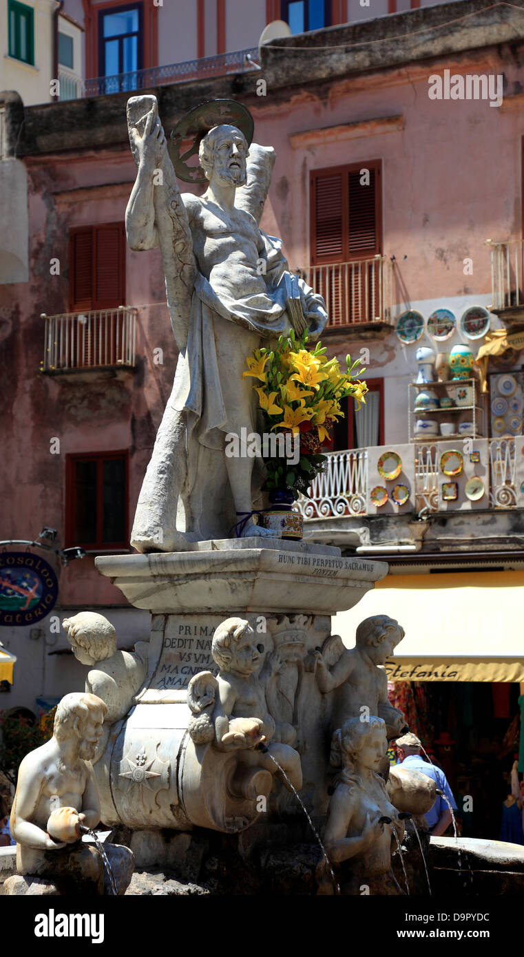 Fontaine à la Piazza Duomo à Milan, Campanie, Italie Banque D'Images