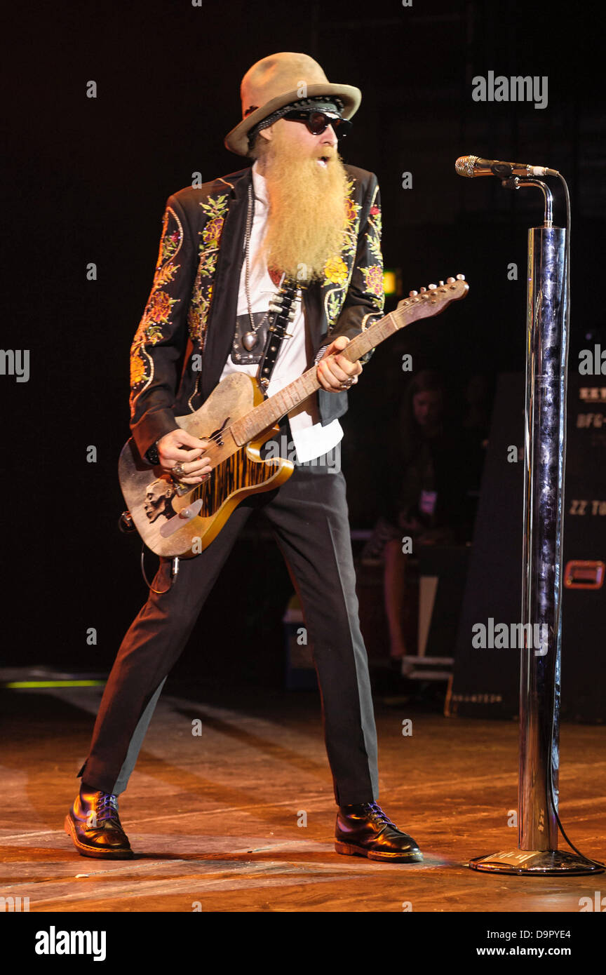 London, UK, 24/06/2013 : ZZ Top joue Hammersmith Apollo. Le groupe est  composé du guitariste et chanteur Billy Gibbons, bassiste et co-chanteur  Dusty Hill, et le batteur Frank Beard.. Photo par Julie