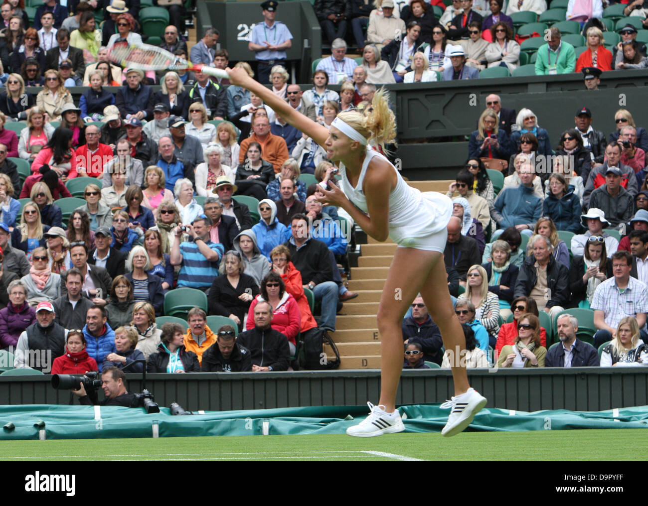 Londres, Royaume-Uni. 24 Juin, 2013. Maria Sharapova (RUS) contre Kristina Miadenovic (FRA) au cours de la première journée de la Le tennis de Wimbledon 2013 tenue à l'All England Lawn Tennis et croquet Club, Londres, Angleterre, Royaume-Uni. Credit : Action Plus Sport/Alamy Live News Banque D'Images