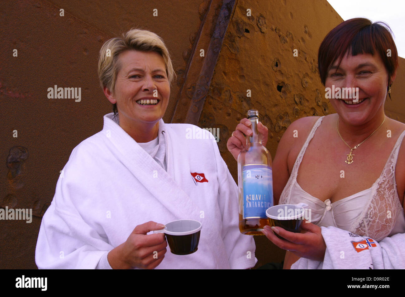 Après un bain froid, les passagers de participer à une cuisine norvégienne traditionnelle esprit appelé Aquavit, baie Déception, de l'Antarctique Banque D'Images