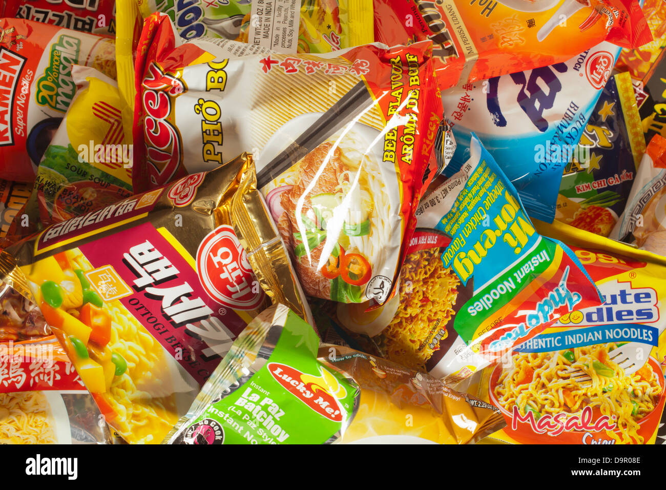 Les paquets de nouilles ramen instantanée de toute l'Asie Banque D'Images