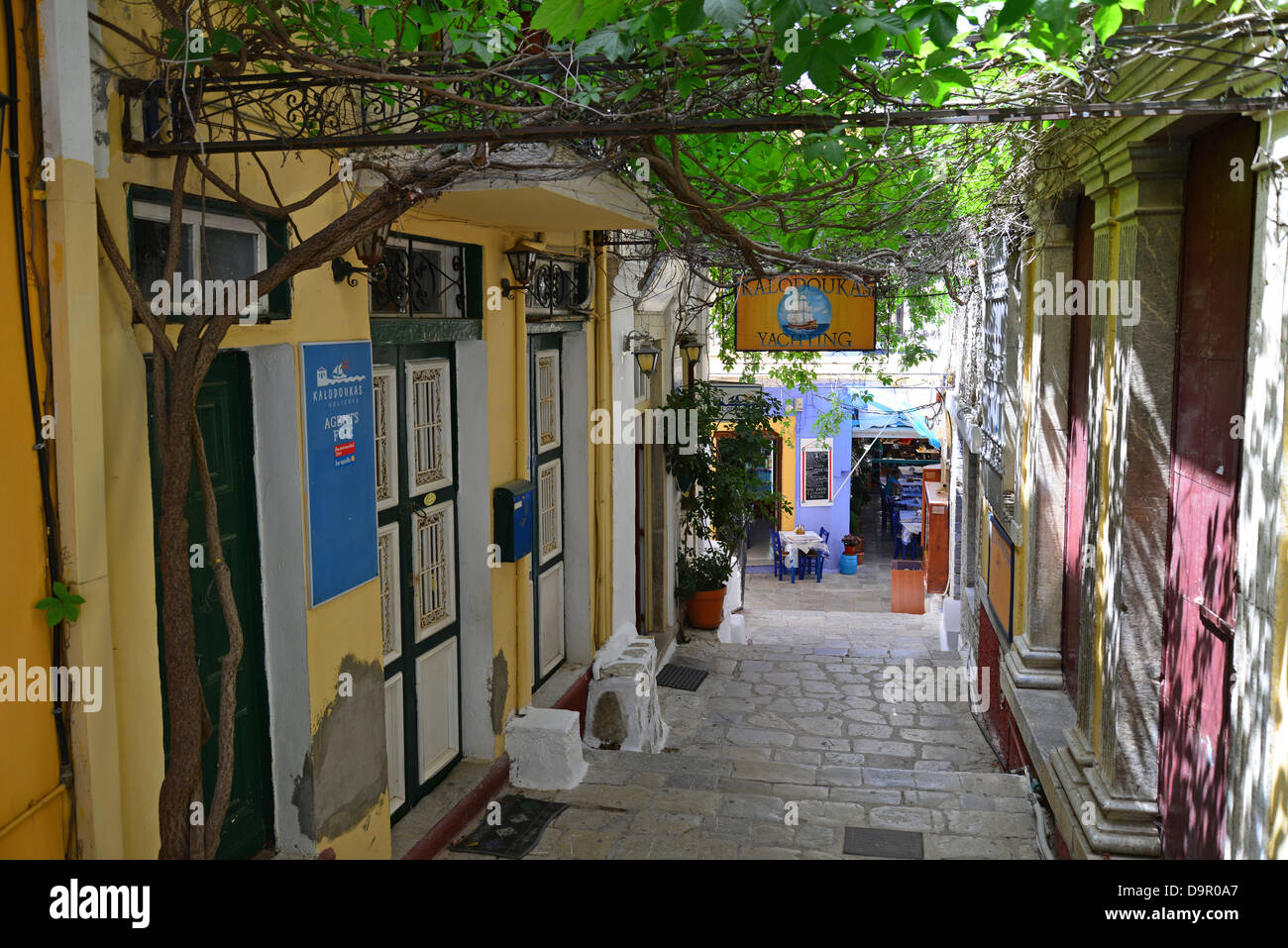 Scène de rue, Symi (SIMI), Rhodes (Rodos) région, le Dodécanèse, Grèce, région sud de la Mer Egée Banque D'Images