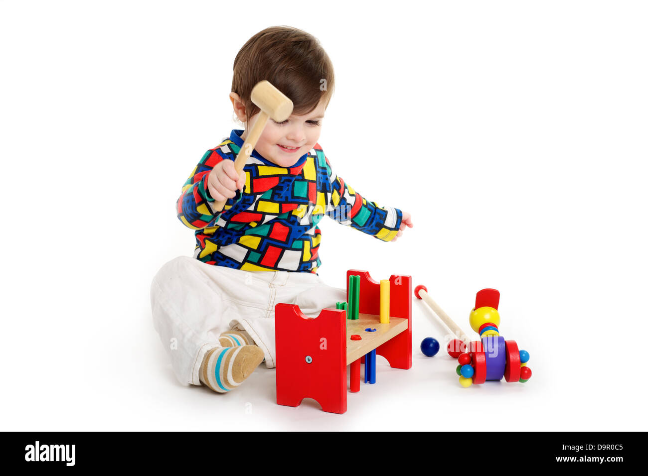 Bébé tout-petit enfant jouant avec les jouets en bois Banque D'Images