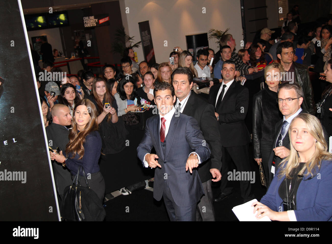 Cinémas de l'événement, George Street, Sydney, NSW, Australie. 24 juin 2013. Homme d'acier (3D) une première mondiale à l'Australie. Un jeune travailleur itinérant est forcée de faire face à son patrimoine extraterrestre secret lorsque les membres de sa race d'envahir la terre. Photo n'est Henry Cavill (costume bleu et cravate rouge), qui joue Superman/Clark Kent. Credit : Crédit : Richard Milnes / Alamy live News. Banque D'Images