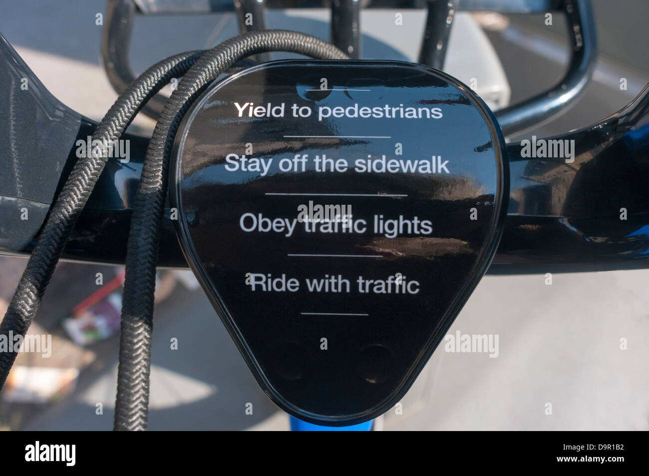 New York, NY CitiBike les règles de circulation affiché sur le guidon. Banque D'Images