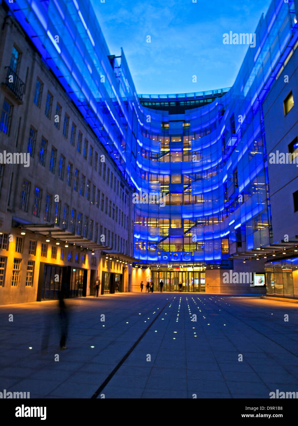 Façade de la nouvelle aile de l'Est BBC Broadcasting House la nuit, le Langham Place, City of Westminster, London, England, United Kingdom Banque D'Images