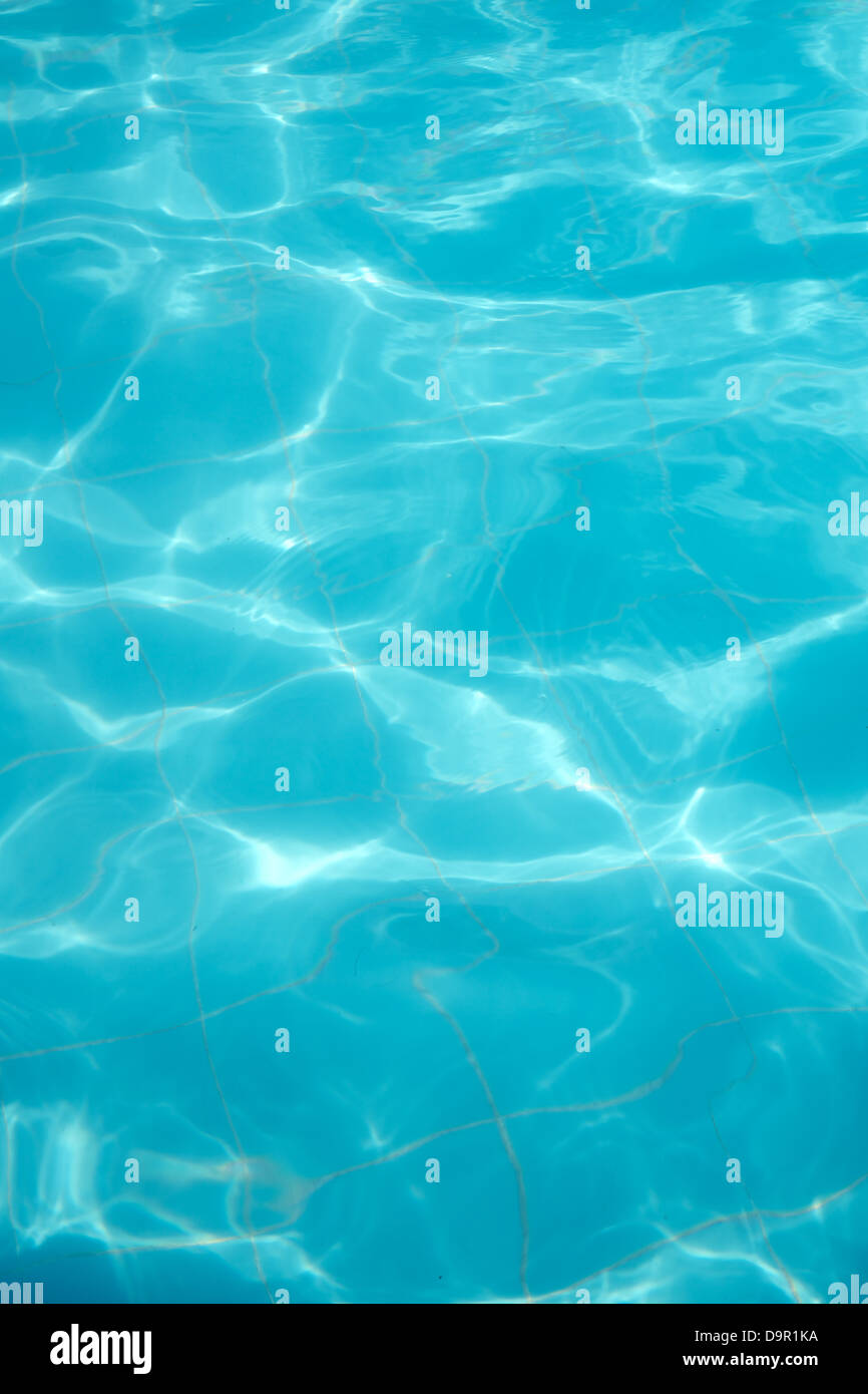 L'eau bleu motif dans une piscine avec réflexion Banque D'Images