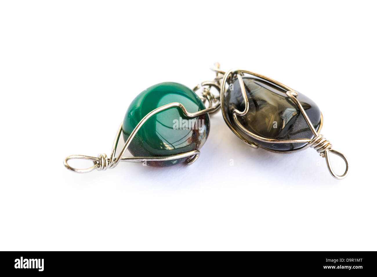 Boucles d'oreilles avec des pierres de couleur naturel isolé sur fond blanc. Banque D'Images
