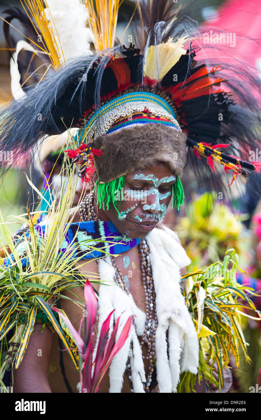 Femme avec son visage peint et portant une coiffe faite de plumes et de fourrure animale, Goroka Festival, Papouasie Nouvelle Guinée Banque D'Images