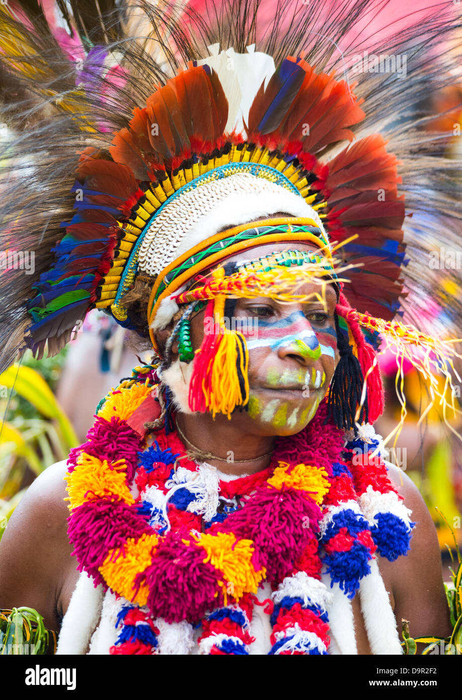 Femme avec son visage peint et coiffés de plumes Goroka Festival, Papouasie Nouvelle Guinée Banque D'Images