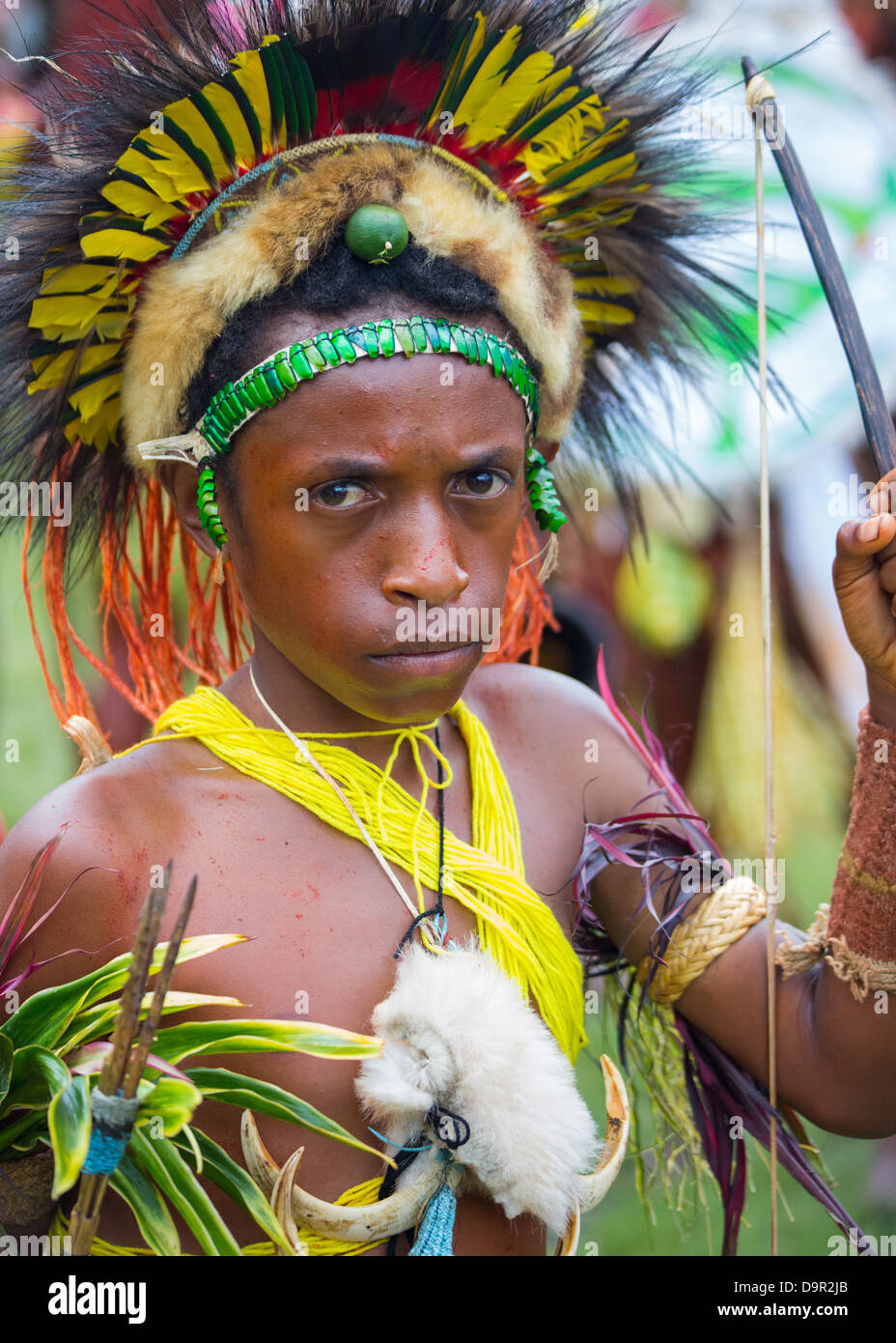 Jeune garçon portant une coiffe de plumes d'oiseaux de paradis, coléoptère ailes et la fourrure au Festival de Goroka, Papouasie Nouvelle Guinée Banque D'Images