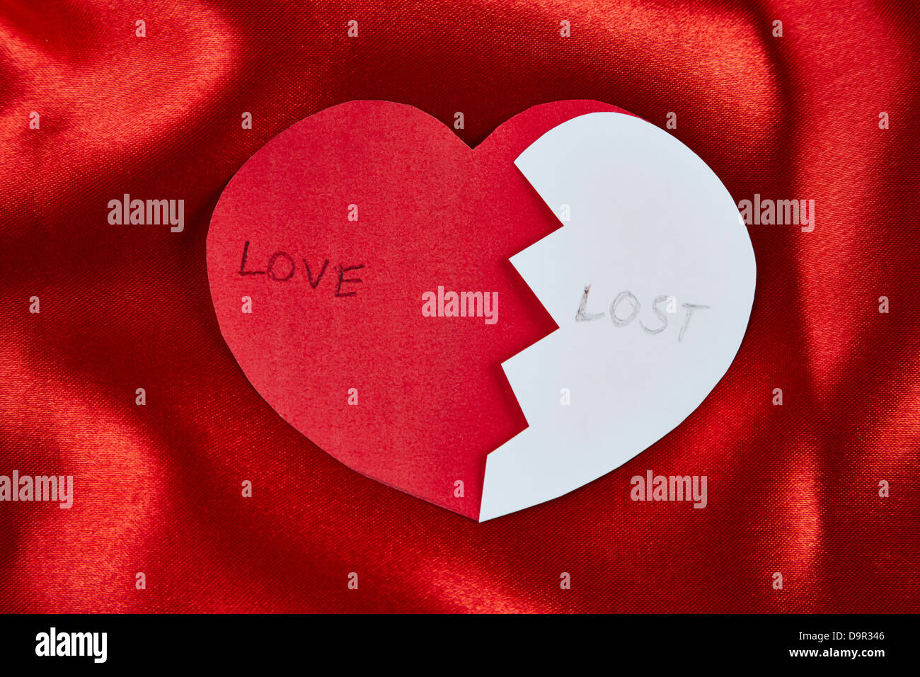 Cœur Brise Avec Texte L Amour Et Perdu Ecrit Dessus Photo Stock Alamy