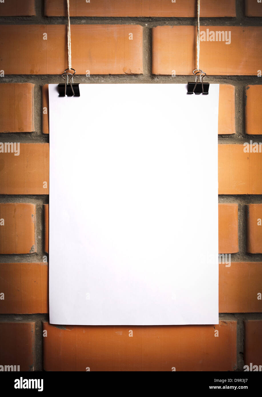 Blank white poster sur une corde, mur de brique sur l'arrière-plan Banque D'Images