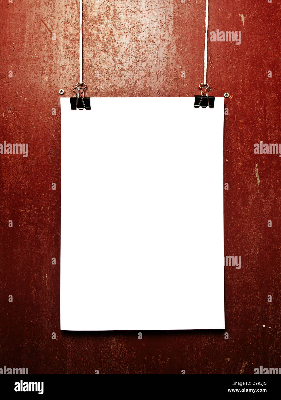 Blank white poster sur une corde, metal background Banque D'Images