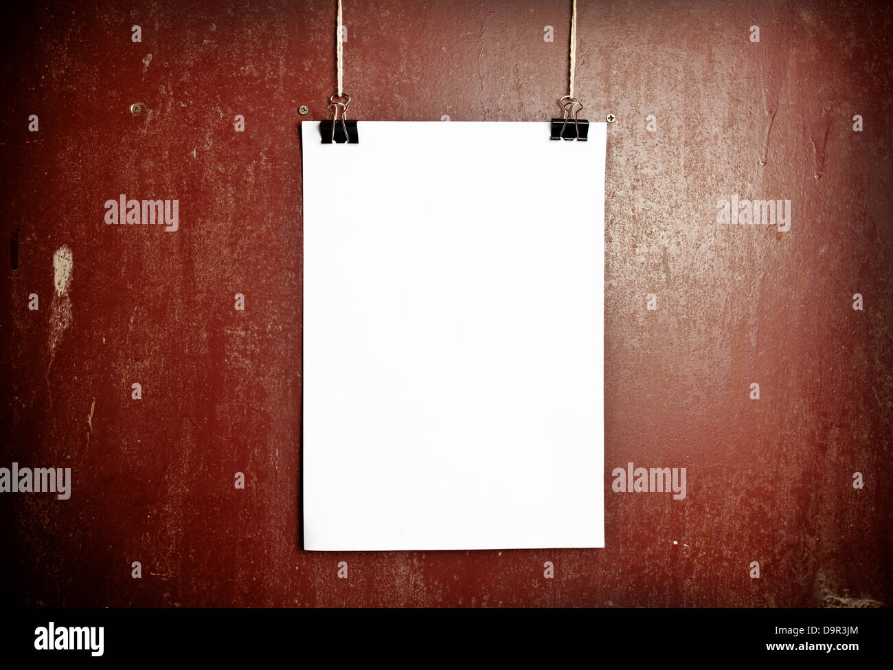Blank white poster sur une corde, metal background Banque D'Images