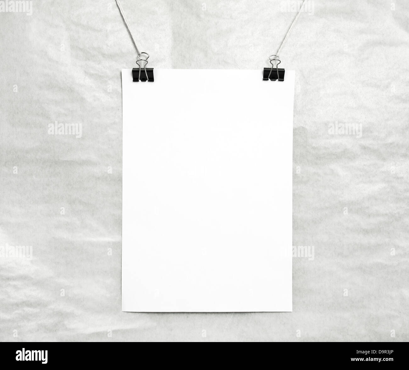 Blank white poster sur une corde Banque D'Images