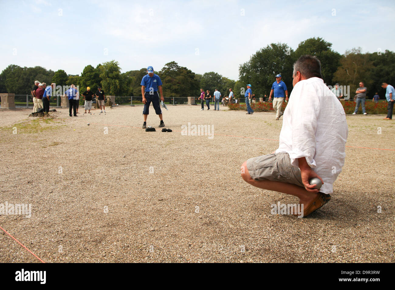 L'homme jouant le jeu de pétanque au Martini Masters tournament à Groningen, Pays-Bas Banque D'Images