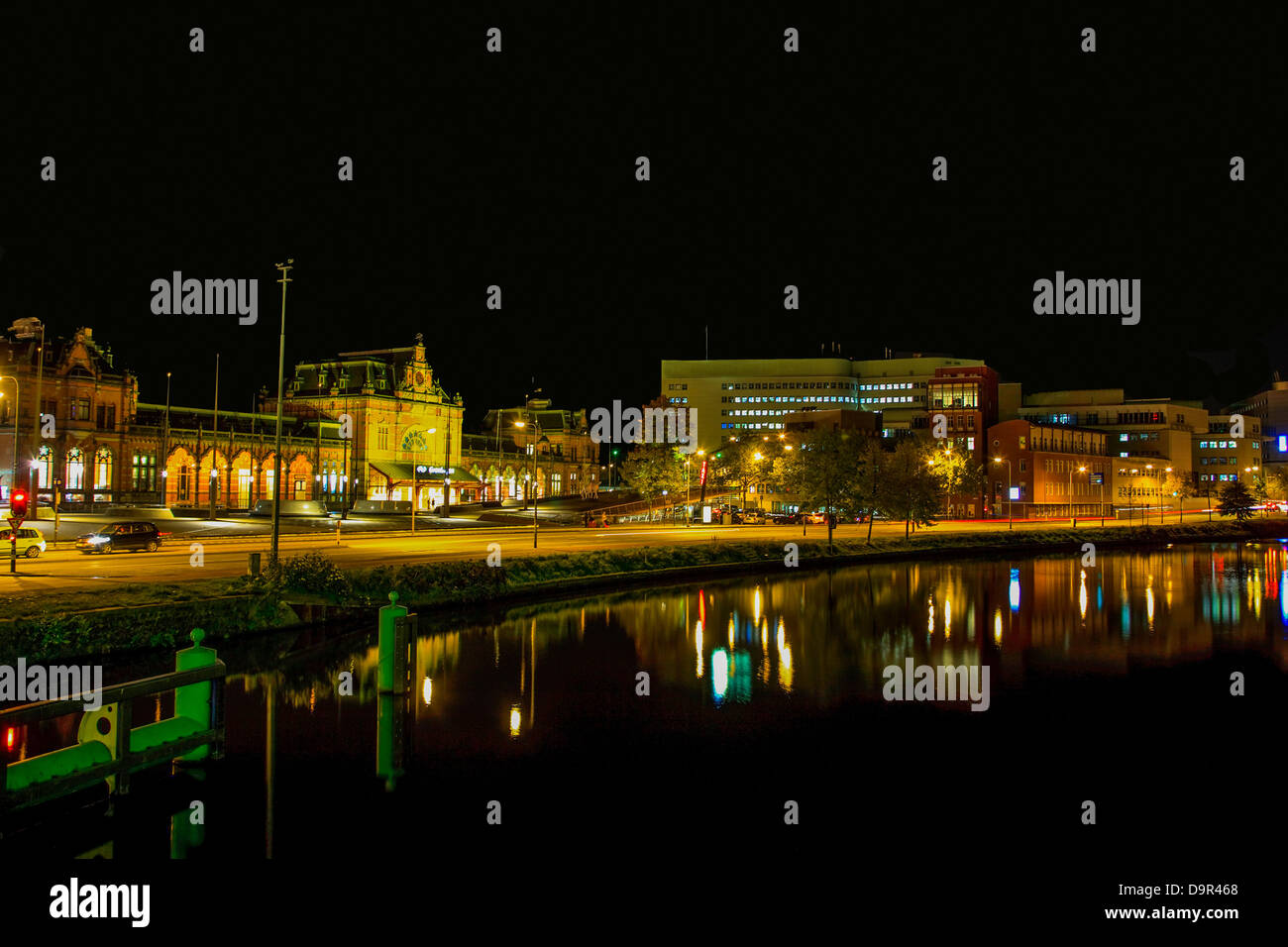 La ville de Groningen aux Pays-Bas dans la nuit avec gare Banque D'Images