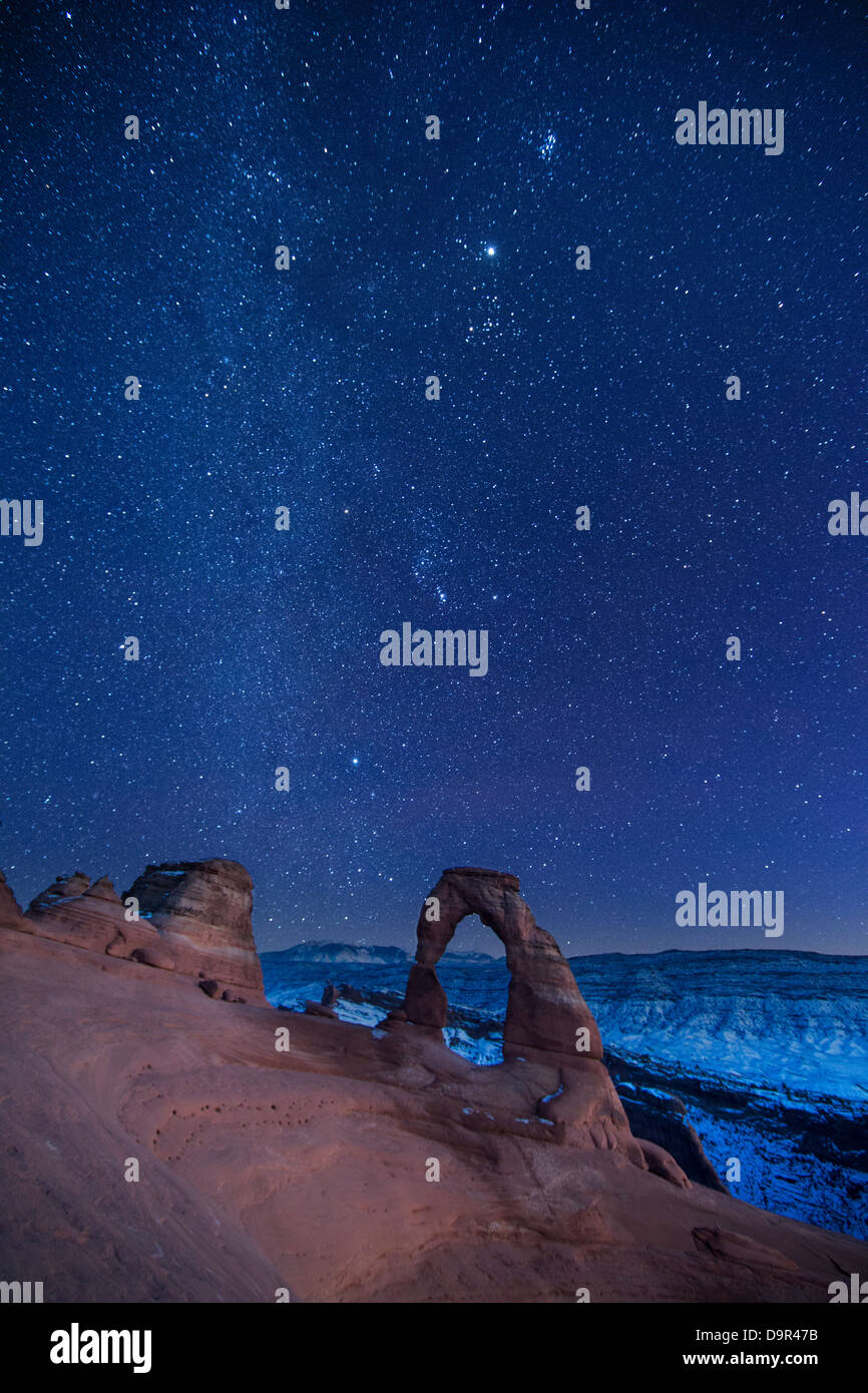 Le ciel nocturne plus Delicate Arch, Arches National Park, Utah, USA Banque D'Images