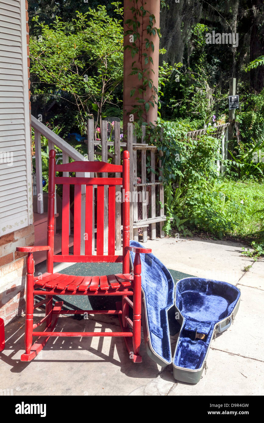 Rocking chair rouge et bleu bordé de velours à l'extérieur de l'étui à  guitare vieille Micanopy Music Shop Photo Stock - Alamy