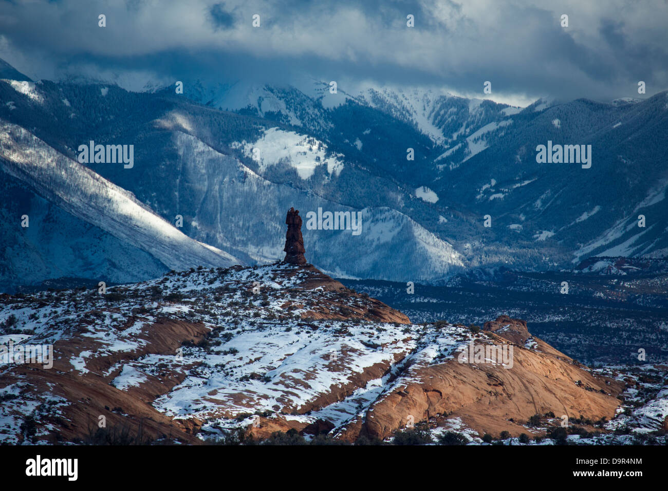 Une pile de roche dans la région de dunes de sable pétrifié les Montagnes La Sal avec au-delà, Arches National Park, Utah, USA Banque D'Images