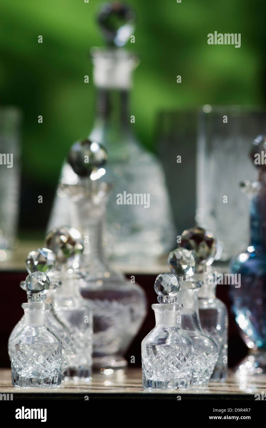 Affichage des Flacons à parfum en verre à vendre at market stall Banque D'Images