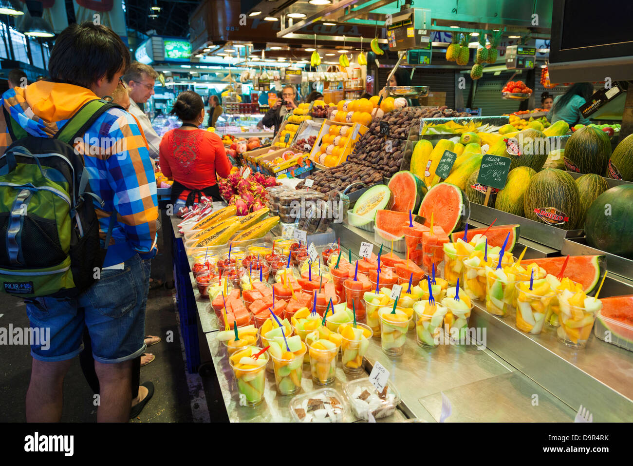 Les clients à emporter, salades de fruits frais market stall Banque D'Images