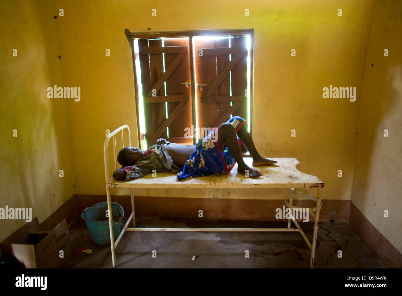 Clinique mobile de MSF en République centrafricaine de traiter les gens de paludisme Banque D'Images