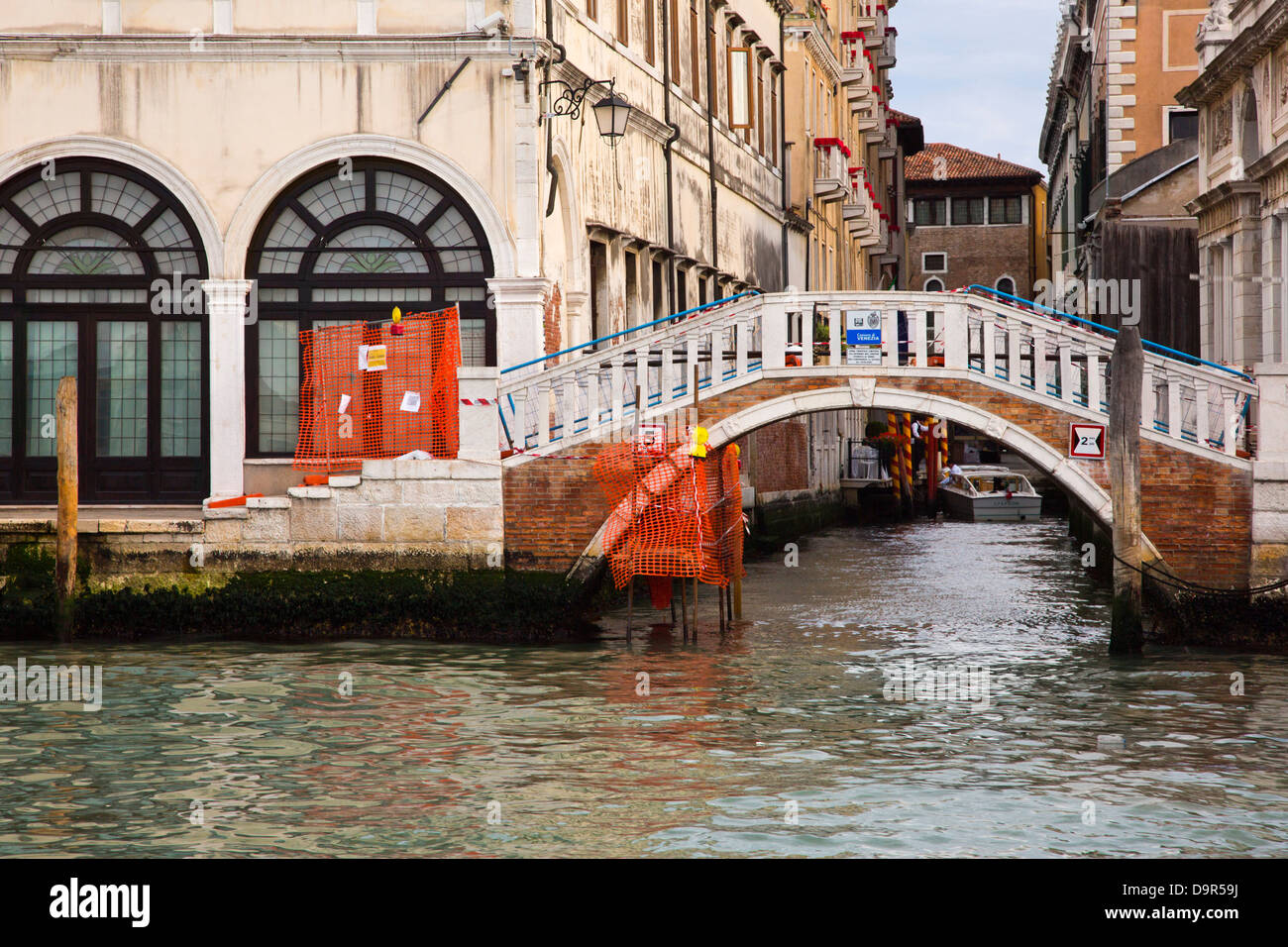 Passerelle sur un canal, Venice, Veneto, Italie Banque D'Images