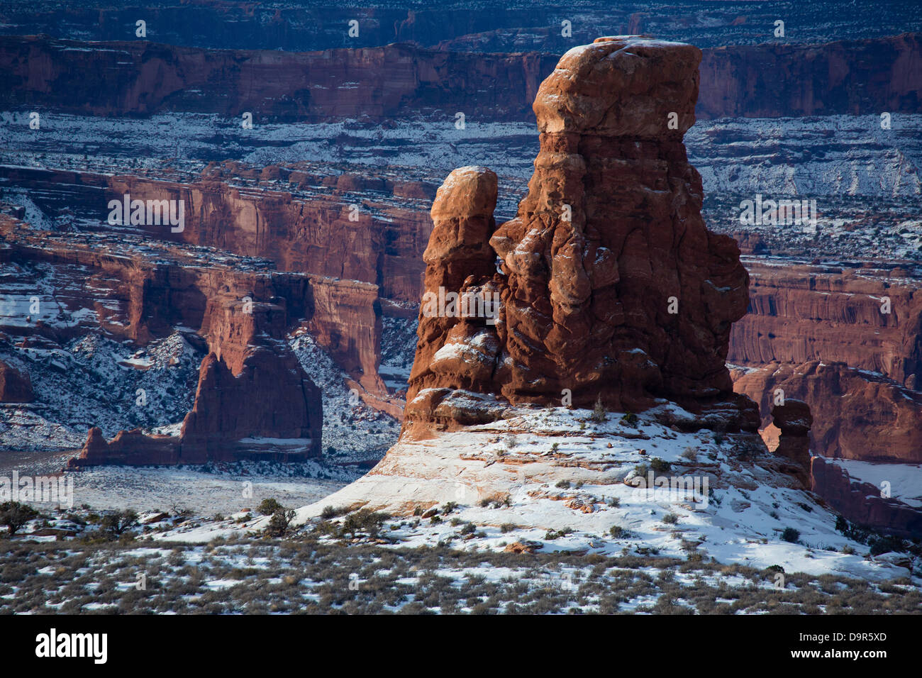 Une pile de roche dans la région de dunes de sable pétrifié le palais avec l'au-delà de Tours, Arches National Park, Utah, USA Banque D'Images