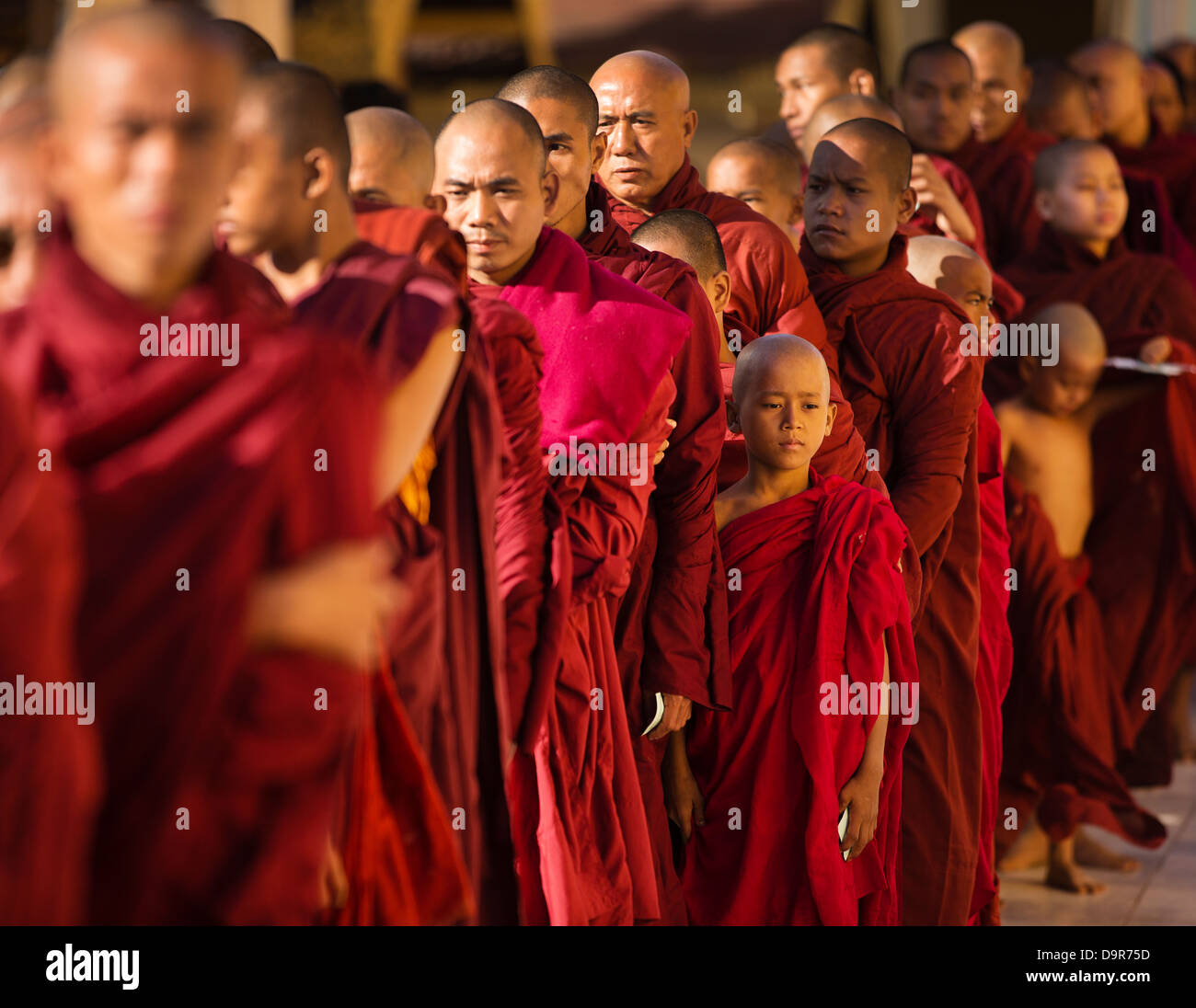 Les moines de la Shwezigon Paya, Bagan, Myanmar (Birmanie) Banque D'Images