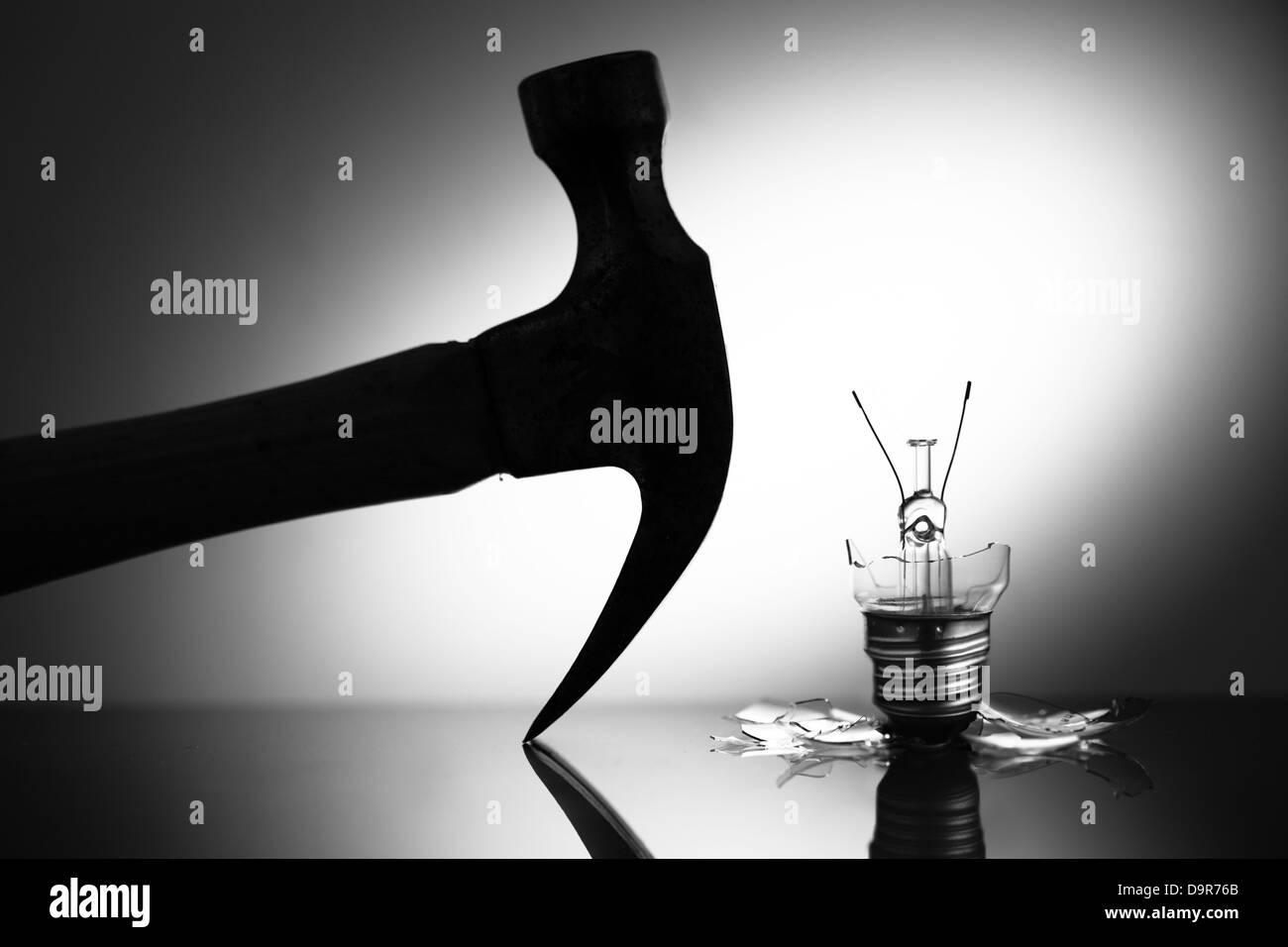 Clear Light bulb rompu par hammer Banque D'Images Clear Light bulb rompu par hammer Banque D'Images