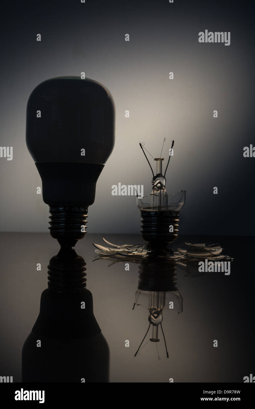 Ampoule économique silhouette debout à côté d'une fracture clear Light bulb Banque D'Images