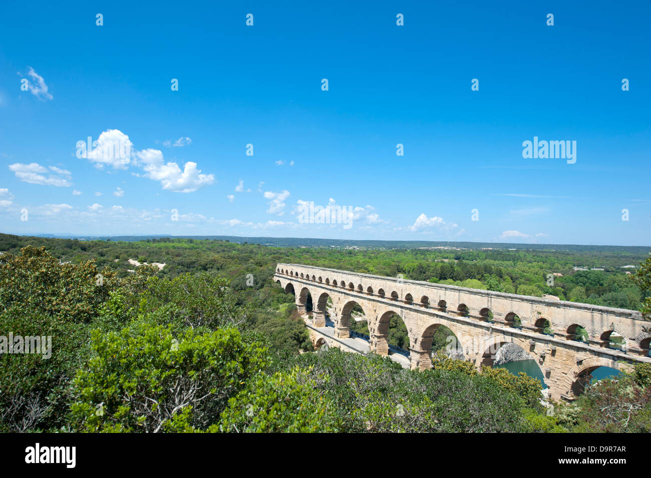 Site du patrimoine mondial de l'Pont du Gard, un aqueduc romain en passant la rivière Gard dans le Gard près de Nîmes, dans le sud de la France Banque D'Images
