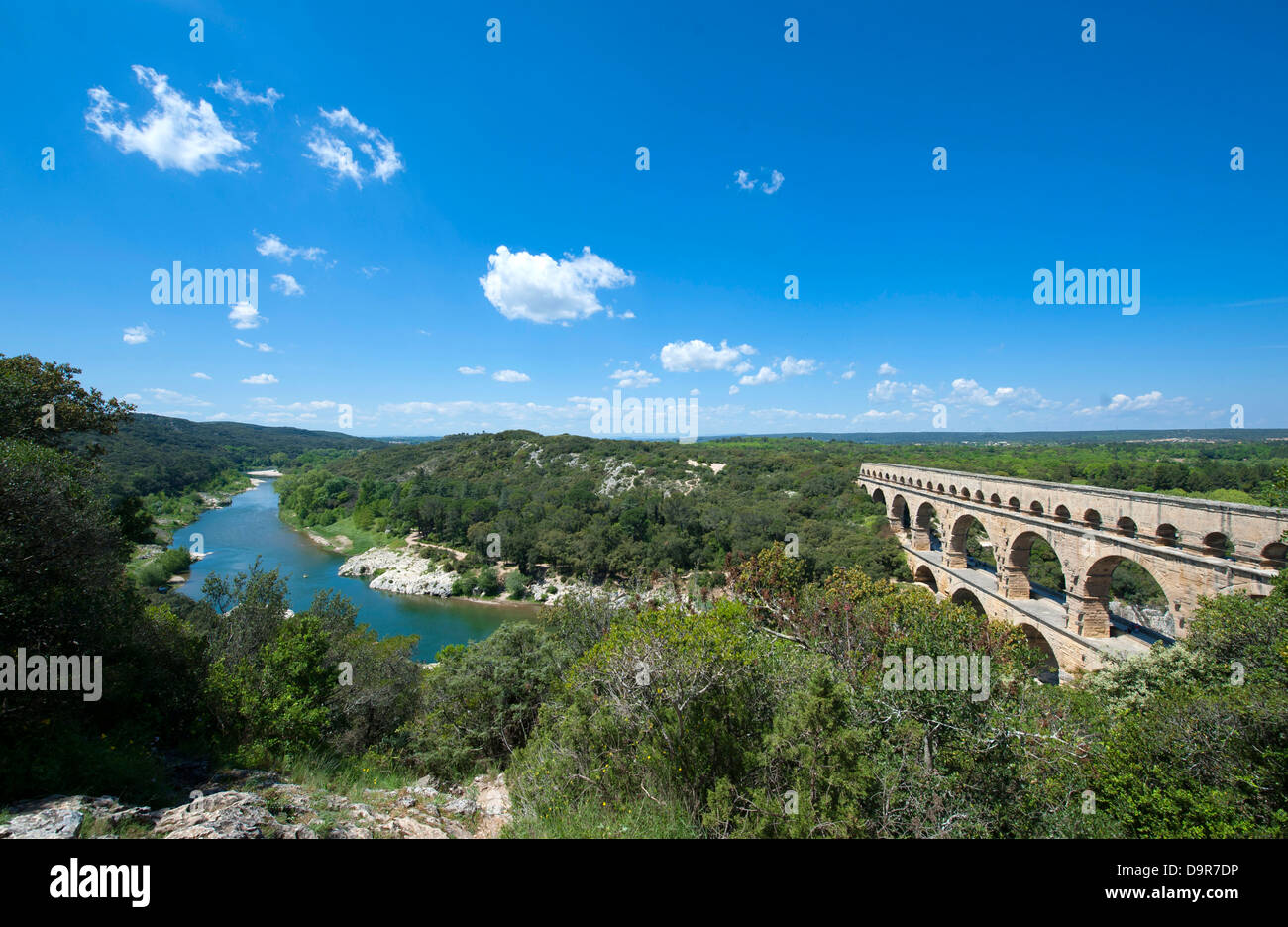 Site du patrimoine mondial de l'Pont du Gard, un aqueduc romain en passant la rivière Gard dans le Gard près de Nîmes, dans le sud de la France Banque D'Images