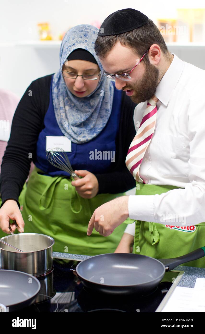 Le rabbin Moshe Baumel (R) de la congrégation juive Osnabrueck et théologien de l'Islam du'un cuisinier Zeitun au cours de l'atelier 'Cuisine' Interreligieux au centre de Osnabrueck WABE University à Osnabrück, Allemagne, 25 juin 2013. L'atelier est à l'observation des règles diététiques religieuses dans les cantines scolaires. Photo : FRISO GENTSCH Banque D'Images