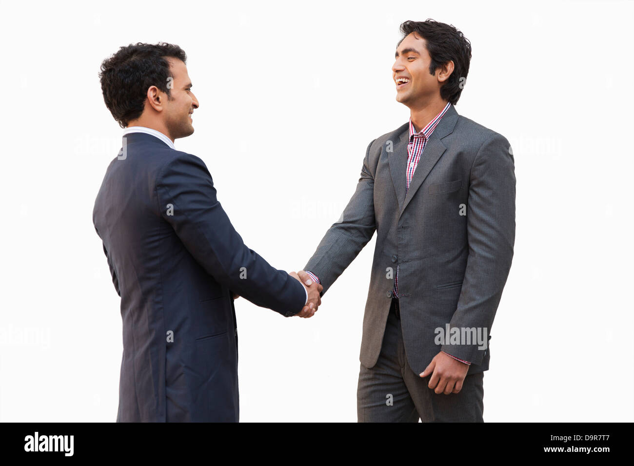 Deux smiling businessmen shaking hands Banque D'Images