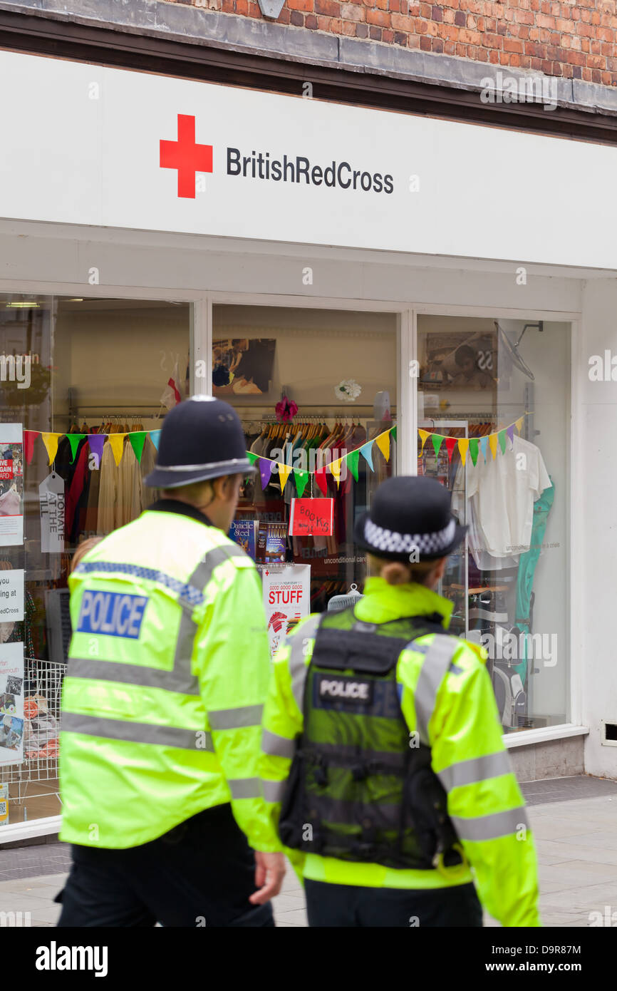 Lincoln - agents de police en face de la Croix Rouge Britannique Shop à High Street, Lincoln, Lincolnshire, Royaume-Uni, Europe Banque D'Images