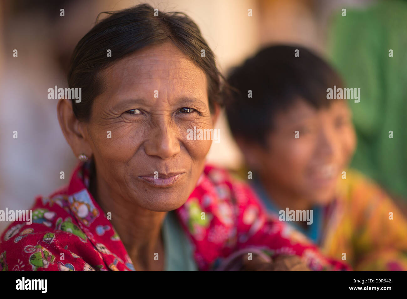 Une femme à la Shwezigon Paya, Bagan, Myanmar (Birmanie) Banque D'Images