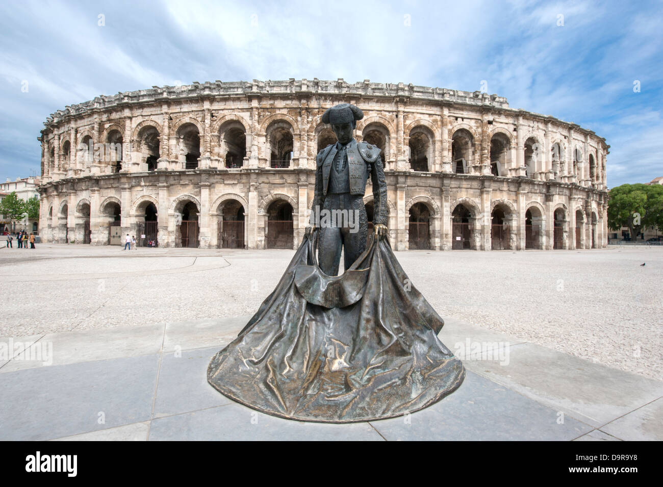 Statue du célèbre bull-fighter Nimeño devant les Arénes, l'amphithéâtre romain de Nîmes, Languedoc, France Banque D'Images