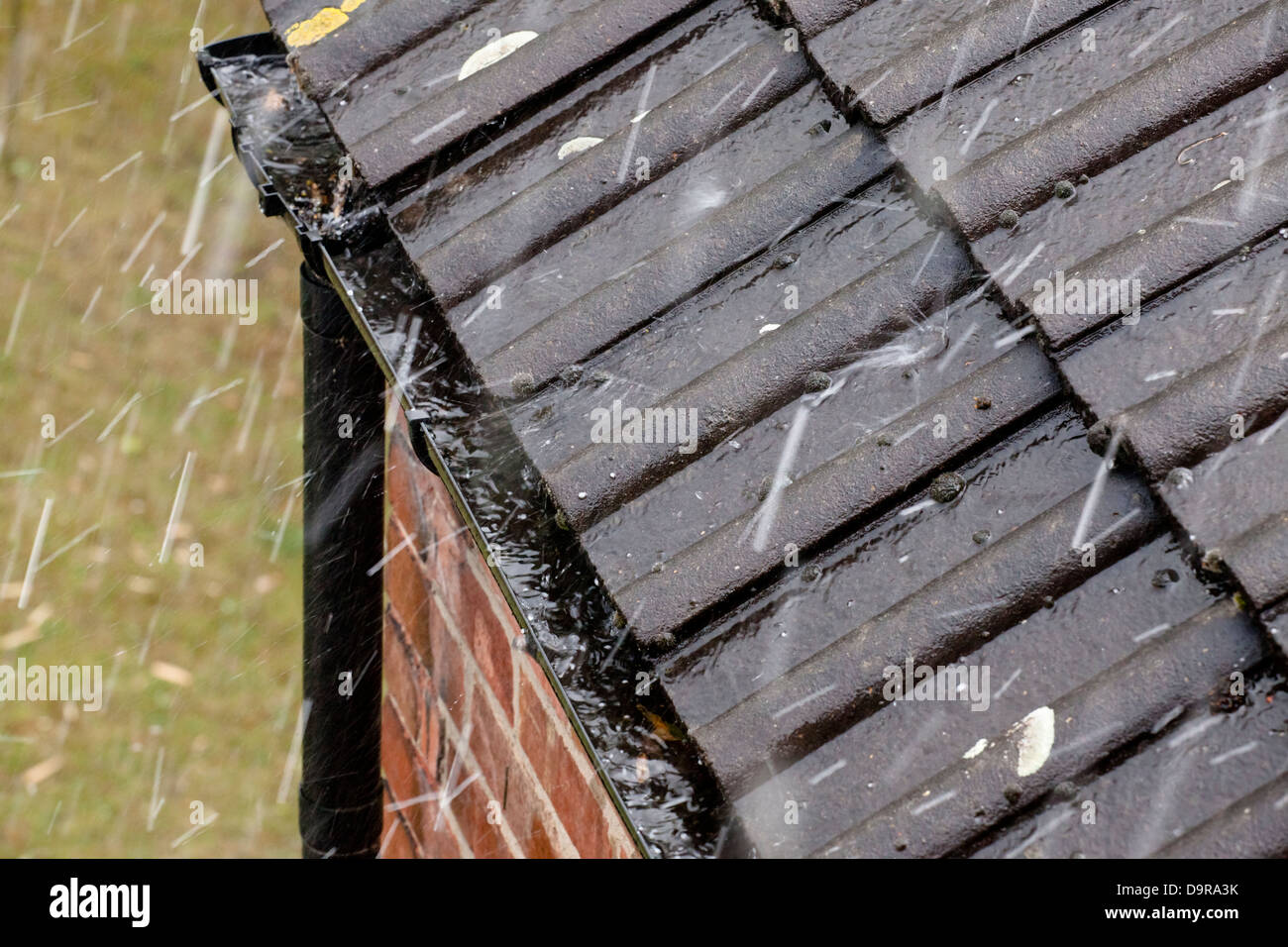 La forte pluie qui tombe sur un toit, England, UK Banque D'Images