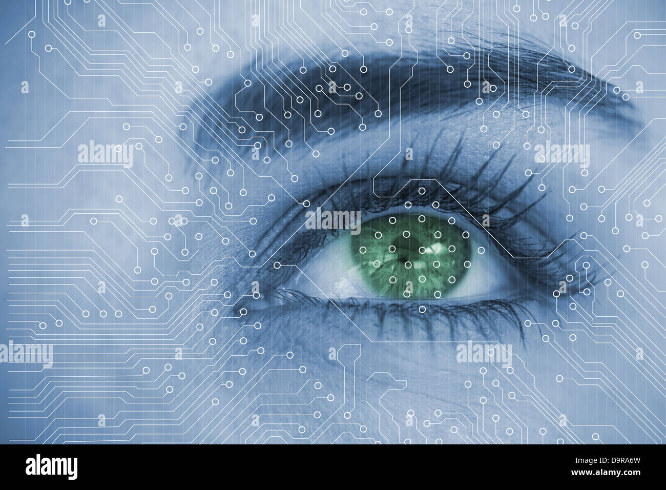 Close up of woman eye analyse circuit board Banque D'Images Close up of woman eye analyse circuit board Banque D'Images