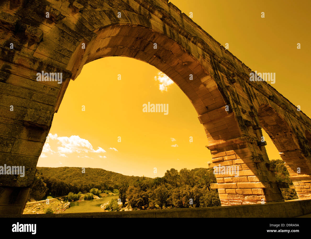 Arc de Pont-du-Gard, un aqueduc romain, enjambant la rivière Gard près de Nîmes, dans le sud de la France Banque D'Images